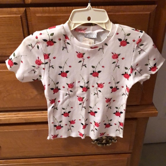 NWT 100% cotton top, brand new ! White with red roses , short sleeves. - Picture 5 of 10